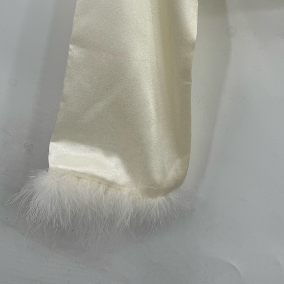 NEW Edikted Top Cropped Satin Button Down Top w/ Fuzzy Feather Cuffs Cream XSM - Picture 6 of 6